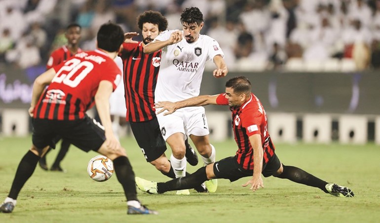 لاعب السد بونجاح يحاول الإفلات من مصيدة لاعبي الريان﻿