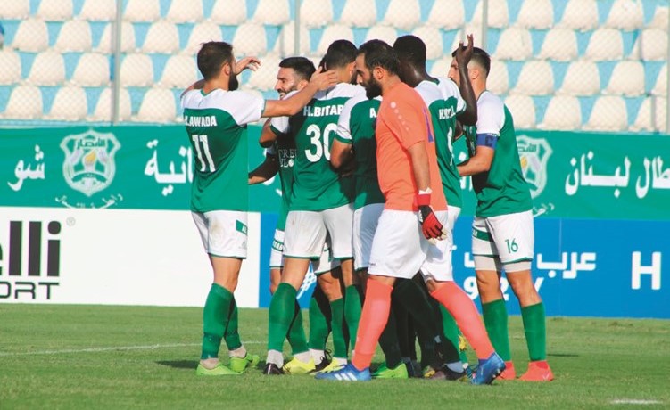 فرحة لاعبي الأنصار بالفوز الكبير على الصفاء﻿