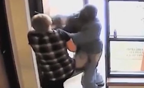 بالفيديو.. امرأة تبلغ 60 عاماً تطرد سارقاً مسلحاً حاول السطو على بنك