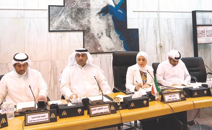 أسامة العتيبي والشيخ عبدالله الأحمد خلال اجتماع اللجنة البيئية برئاسة م. مها البغلي ﻿