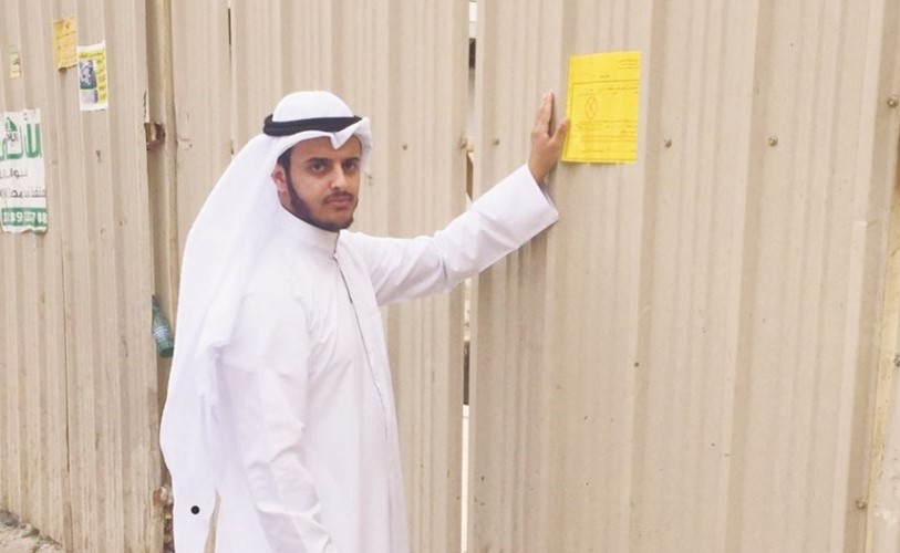 وضع ملصق إنذار لإحدى المخالفات﻿