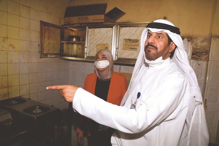 إيمان الأنصاري ونايف المطيري في أحد مساكن العمالة ﻿