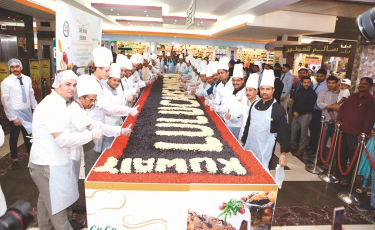 «لولو هايبر ماركت» تقيم احتفال «خلطة الكيك»