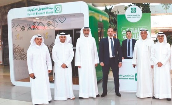 ممثلو بيتك خلال تواجدهم في المعرض﻿