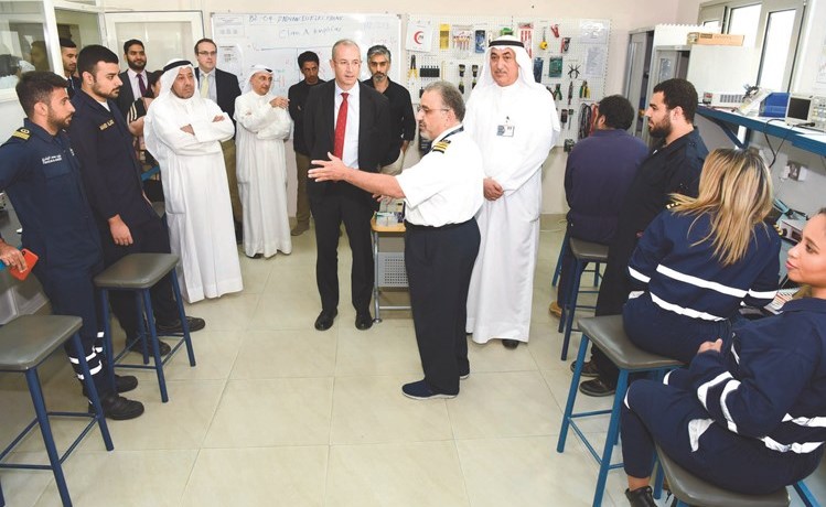 السفير مايكل دافنبورت يستمع إلى شرح حول الدراسة في كلية تكنولوجيا الطيران بحضور د. عبد الرزاق المحمود(أحمد علي)﻿