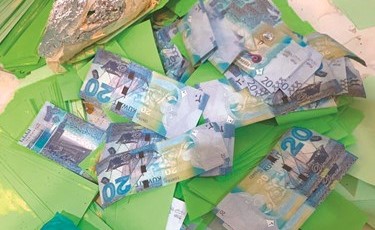 جانب من العملات المزورة التي عثر عليها المهندس ﻿