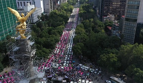 بالفيديو.. مئات سيارات الأجرة تغلق شوارع مكسيكو رفضاً لـ"أوبر"