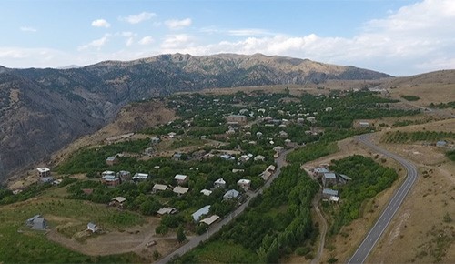 بالفيديو.. سكان بلدة أرمينية يحتجون على مشروع منجم ذهب لتأثيره على البيئة
