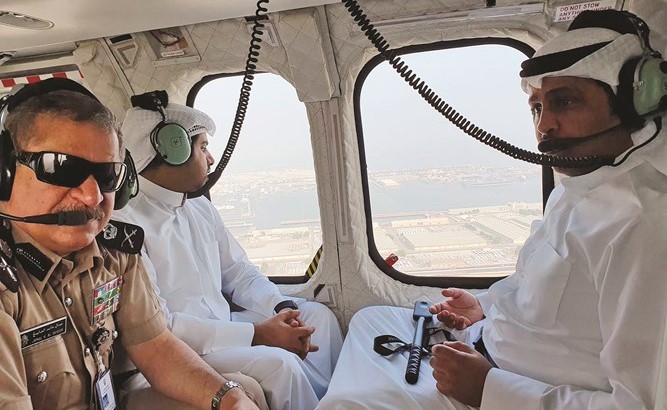 ﻿عبدالعزيز المحري ومشعل الحمضان واللواء جمال الصايغ خلال الجولة الجوية ﻿