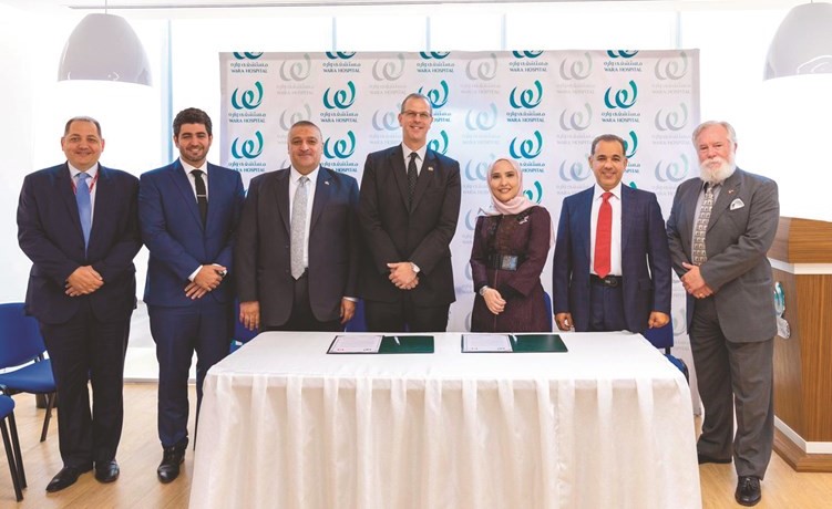 السفير الكندي خلال مراسم التوقيع﻿