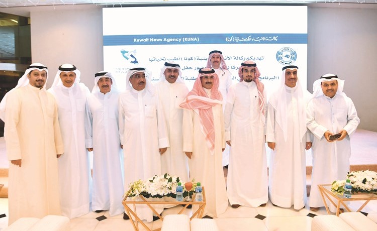 الشيخ مبارك الدعيج والزميل عدنان الراشد وسعد العلي ود.حسين الأنصاري وعبدالحميد ملك مع بعض الحضور