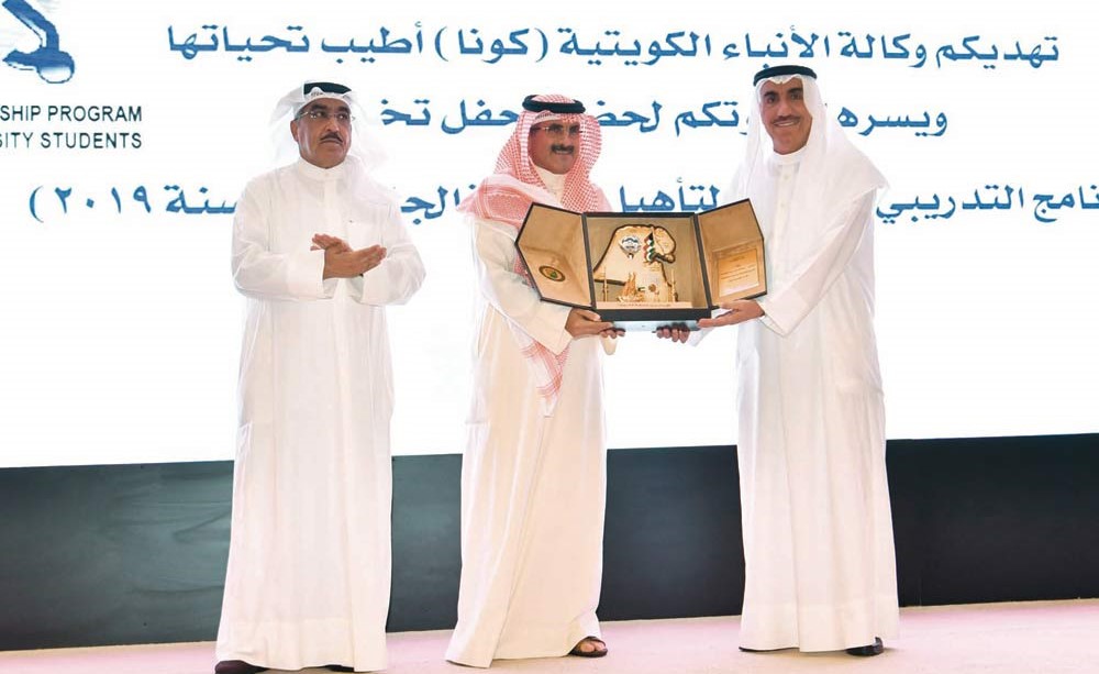 د. حسين الانصاري مكرما الشيخ مبارك الدعيج بحضور الزميل عدنان الراشد	(قاسم باشا)