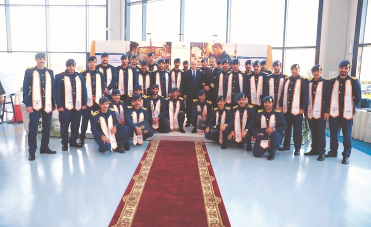 صورة تذكارية مع الخريجين﻿