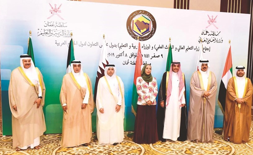 د.حامد العازمي مع وزراء التربية والتعليم العالي في دول التعاون وعبدالرحمن العطية قبيل الاجتماع﻿