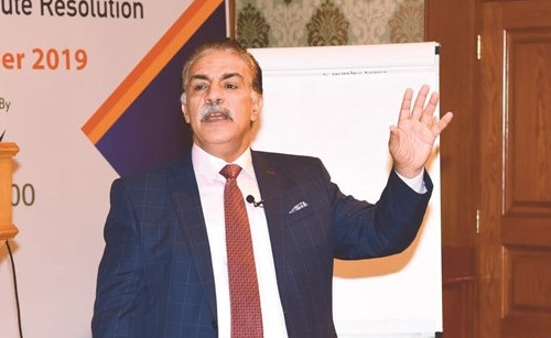 د. أيمن الزيني محاضرا ﻿