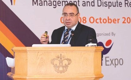 المستشار عمرو حافظ خلال المحاضرة﻿
