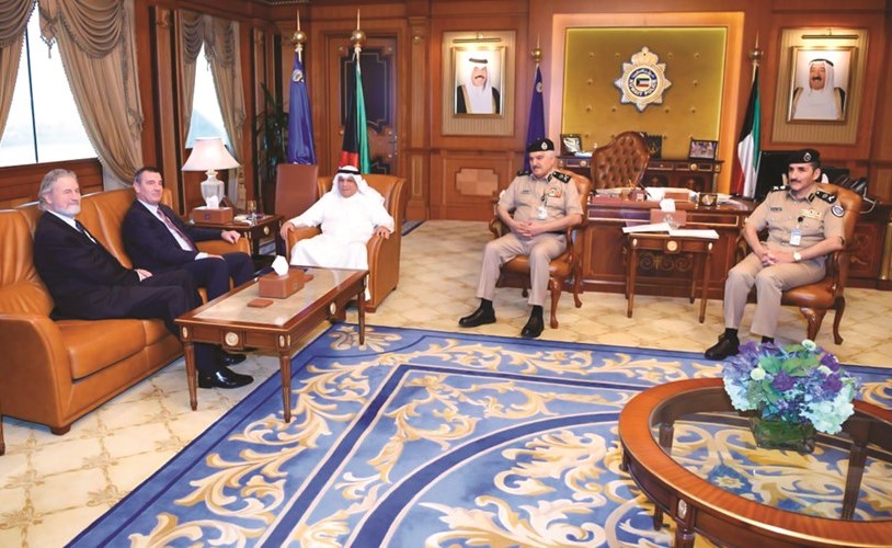 الشيخ خالد الجراح خلال استقبال نائب وزير الأمن القومي بالوكالة ومدير إدارة أمن النقل بحضوراللواءين منصور العوضي وطلال معرفي﻿