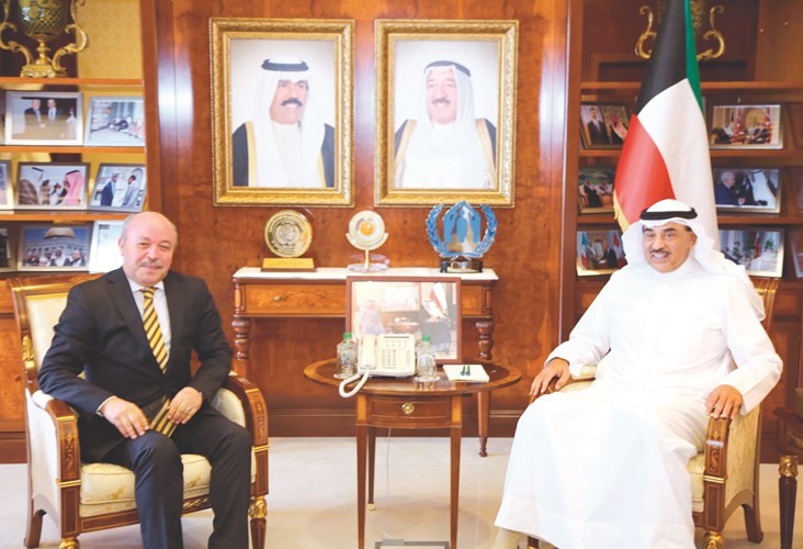 الشيخ صباح الخالد مستقبلا السفير الجزائري عبدالحميد عبداوي﻿