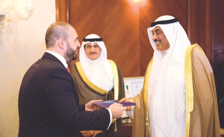 وزير الخارجية يتسلم أوراق اعتماد السفير الجديد للاتحاد الأوروبي لدى الكويت﻿