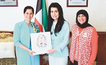 الشيخة اعتماد الخالد تتسلم نسخة من الكتاب من الشيخة انتصار سالم العلي والباحثة رقية علي حسين﻿