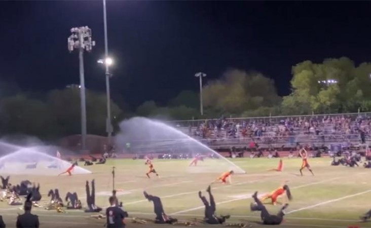 بالفيديو.. رشاشات مياه تقاطع فجأة عرضاً راقصاً بمدرسة أمريكية