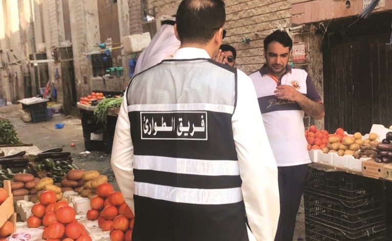 جانب من عملية إزالة البسطات المخالفة﻿