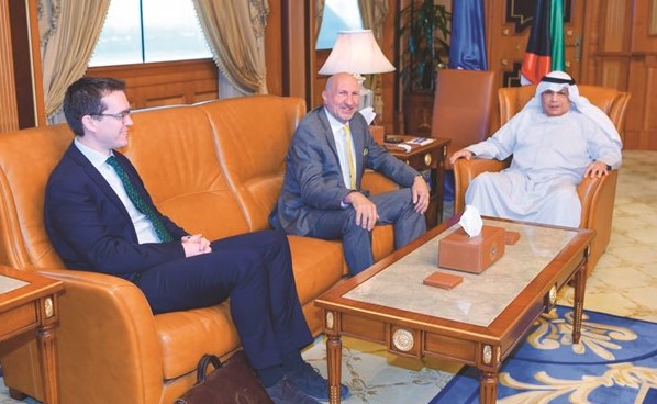 الشيخ خالد الجراح خلال استقباله السفير المفوض البريطاني﻿