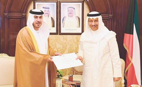 سمو الشيخ جابر المبارك خلال استقباله السفير الإماراتي صقر الريسي ﻿