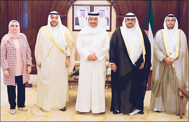 سمو الشيخ جابر المبارك خلال استقباله الشيخ عبدالله الأحمد ود.عبدالله زيدان وجوهر الصالح وم. سميرة الكندري