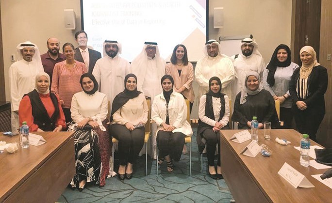د. سومي ميهتا وستيوارت بايتز ورشا البديري في صورة مع الزملاء المشاركين في الورشة ﻿