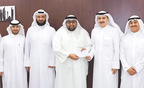 عبدالرحمن القديري يسلم شيكا بزكاة أموال تعاونية مشرف﻿