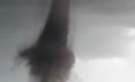 بالفيديو.. إعصار "تورنادو" الخطير يظهر بجازان.. وخبراء: ظاهرة جوية نادرة