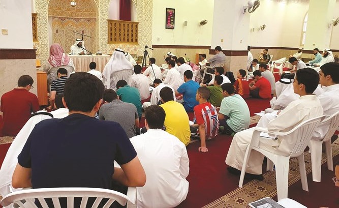 د.مطلق الجاسر يلقي احدى المحاضرات﻿
