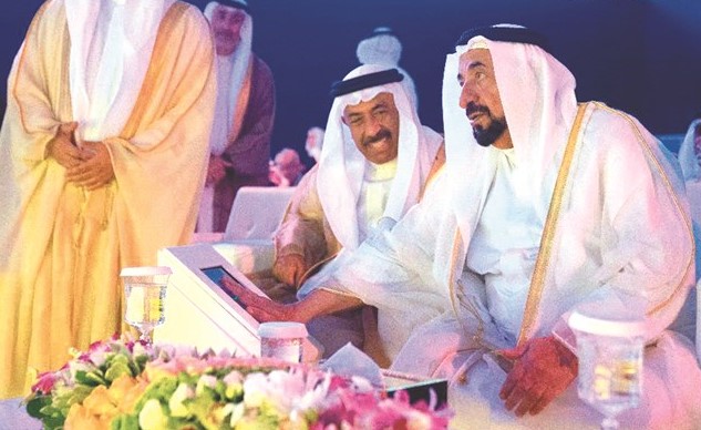سمو الشيخ سلطان بن محمد القاسمي ود.عبدالعزيز المسلم خلال حفل افتتاح ملتقى الراوي في الشارقة﻿