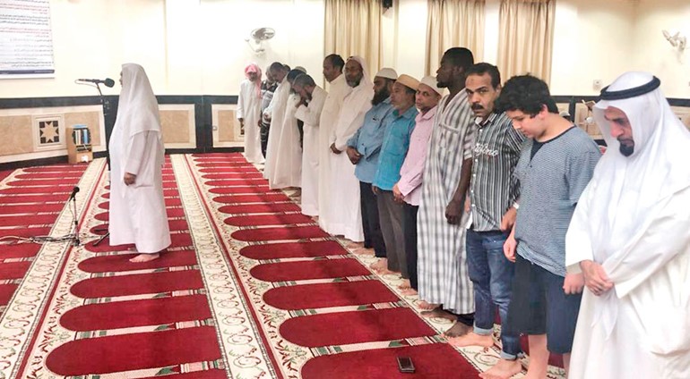  رواد مسجد هيا الإبراهيم خلال صلاة الفجر