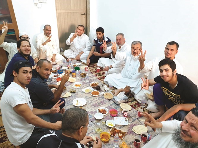 فطور صباحي لرواد المسجد وفرصة لكسر الروتين اليومي﻿