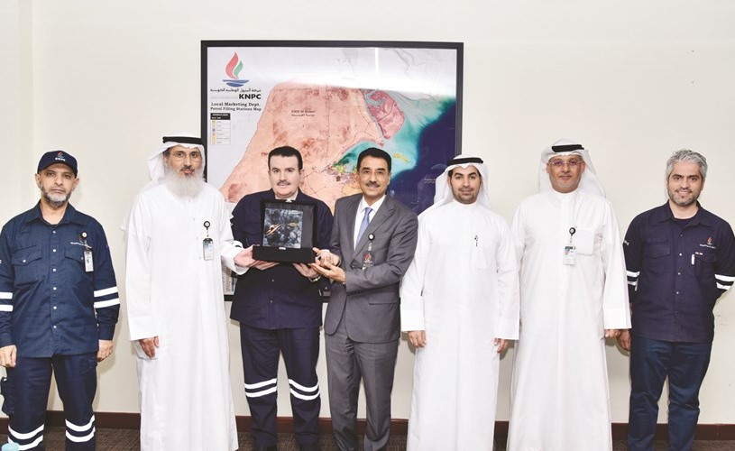 الرئيس التنفيذي للشركة وليد البدر يتسلم درع الجائزة بحضور عدد من نوابه﻿