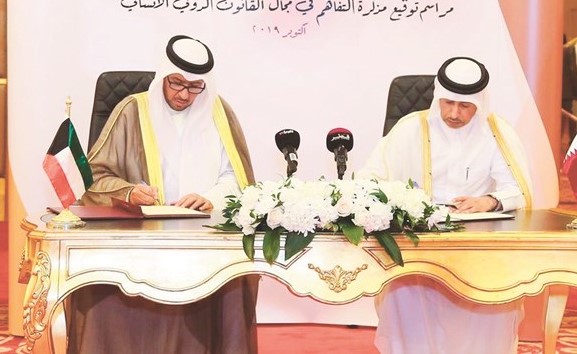  المستشار د.فهد العفاسي ود.عيسى النعيمي خلال توقيع مذكرة التفاهم ﻿