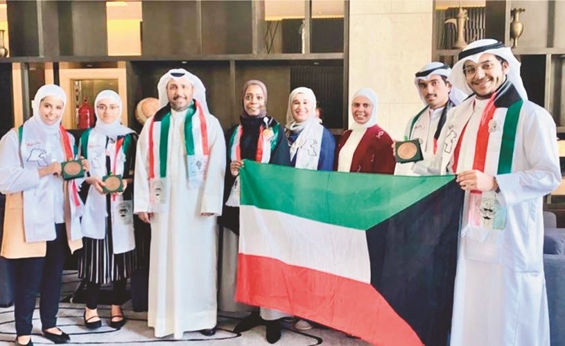 لقطة تذكارية للطلبة الفائزين﻿
