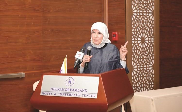 المحامية كوثر الجوعان تلقي كلمتها في مهرجان المرأة العربية للإبداع﻿