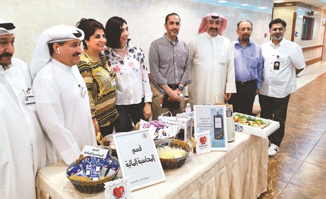 د.أحمد الشطي في أحد الأقسام المشاركة بالمعرض﻿