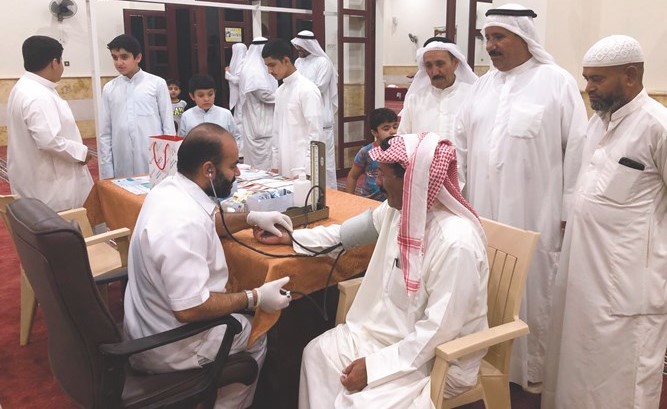 أنشطة توعوية وفحص طبي مجاني تقيمه «إعانة المرضى» بمنطقة العيون