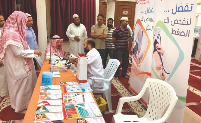أنشطة توعوية وفحص طبي مجاني تقيمه «إعانة المرضى» بمنطقة العيون