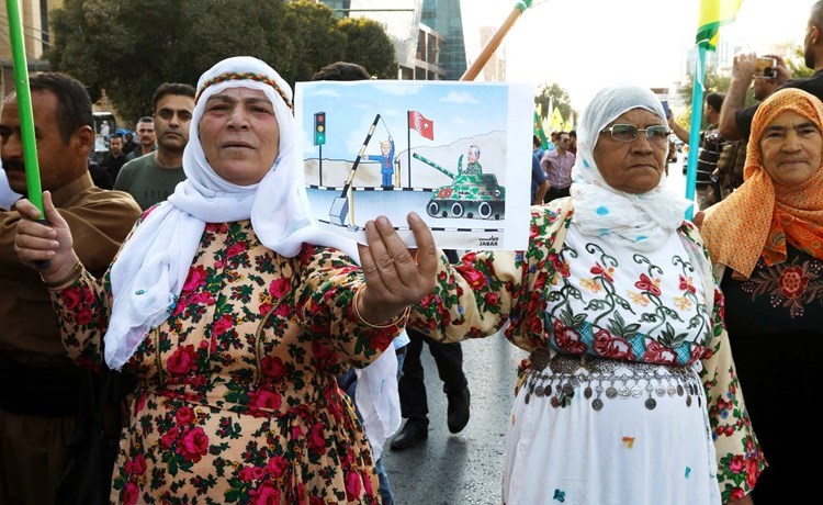 أكراد يتظاهرون ضد التوغل التركي في سورية في السليمانية بالعراق	(رويترز)﻿