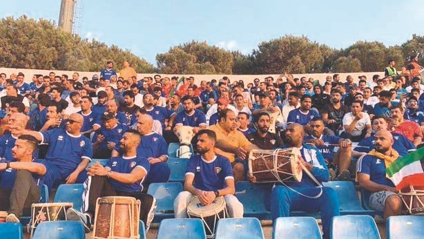 الجماهير الكويتية ساندت الأزرق ﻿