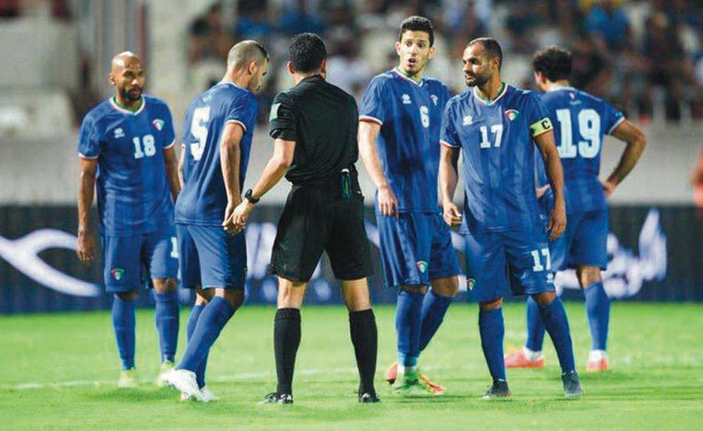 لاعبو الأزرق في نقاش مع حكم المباراة
