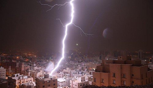 من مسافة لا تتجاوز 30 متراً.. مصور يرصد صاعقة رعدية تضرب سطح منزل بمكة