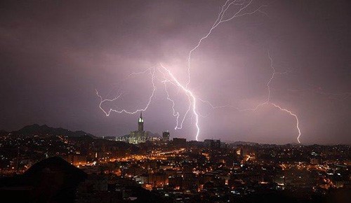 من مسافة لا تتجاوز 30 متراً.. مصور يرصد صاعقة رعدية تضرب سطح منزل بمكة