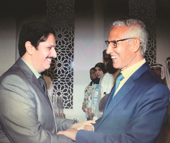 وزير الشؤون العامة والحكامة بالمغرب لحسن الداودي مكرما المستشار بدر المطيري﻿