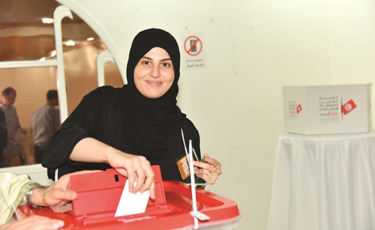 تونسية تشارك بالانتخابات في سفارة بلادها﻿